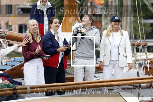 Amsterdam 21 augustus 2025
Prinses Beatrix op de groene Draeck tijdens de tweede dag van Sail . Aanwezig oa Prinses Mabel met dochters Luana en Zaria . Ook aanwezig prins Cazimir en prinses Carolina de Bourbon de Parma met haar kinderen Alaia en Xavier .
Ook de moeder van Prinses Mabel was aanwezig .