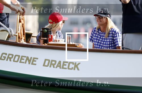 Amsterdam 20 augustus 2025
Koning Willem Alexander Prinses Mabel en (prinses Luana ) Gravin Luana op de groene Draeck tijdens de eerste dag van Sail Amsterdam . Er vaart ongelofelijk veel beveiliging Politie in boten op jet skis en een speciaal beveiligingsteam van de Marechaussee BSB ( Brigade Speciale Beveiligingsopdrachten ) mee met de groene Draeck