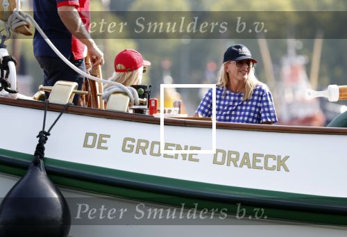 Amsterdam 20 augustus 2025
Koning Willem Alexander Prinses Mabel en (prinses Luana ) Gravin Luana op de groene Draeck tijdens de eerste dag van Sail Amsterdam . Er vaart ongelofelijk veel beveiliging Politie in boten op jet skis en een speciaal beveiligingsteam van de Marechaussee BSB ( Brigade Speciale Beveiligingsopdrachten ) mee met de groene Draeck