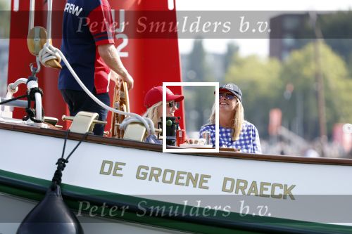 Amsterdam 20 augustus 2025
Koning Willem Alexander Prinses Mabel en (prinses Luana ) Gravin Luana op de groene Draeck tijdens de eerste dag van Sail Amsterdam . Er vaart ongelofelijk veel beveiliging Politie in boten op jet skis en een speciaal beveiligingsteam van de Marechaussee BSB ( Brigade Speciale Beveiligingsopdrachten ) mee met de groene Draeck