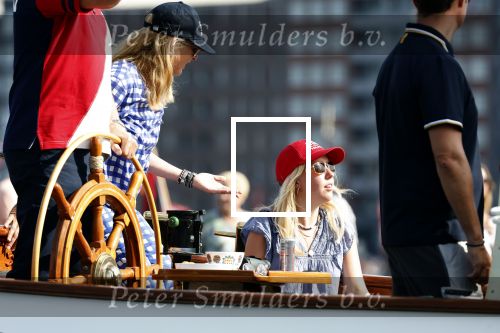Amsterdam 20 augustus 2025
Koning Willem Alexander Prinses Mabel en (prinses Luana ) Gravin Luana op de groene Draeck tijdens de eerste dag van Sail Amsterdam . Er vaart ongelofelijk veel beveiliging Politie in boten op jet skis en een speciaal beveiligingsteam van de Marechaussee BSB ( Brigade Speciale Beveiligingsopdrachten ) mee met de groene Draeck