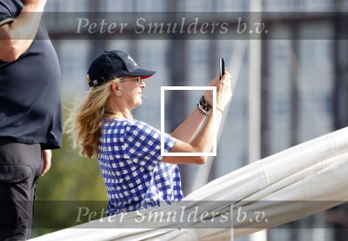 Amsterdam 20 augustus 2025
Koning Willem Alexander Prinses Mabel en (prinses Luana ) Gravin Luana op de groene Draeck tijdens de eerste dag van Sail Amsterdam . Er vaart ongelofelijk veel beveiliging Politie in boten op jet skis en een speciaal beveiligingsteam van de Marechaussee BSB ( Brigade Speciale Beveiligingsopdrachten ) mee met de groene Draeck