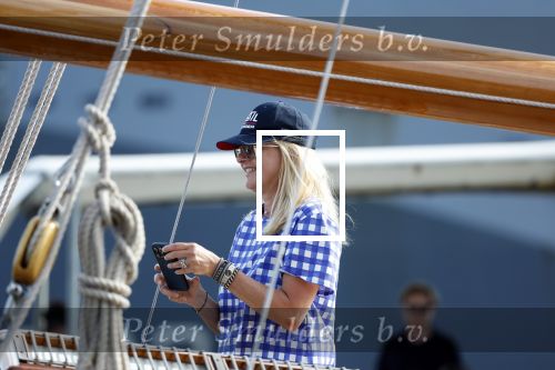 Amsterdam 20 augustus 2025
Koning Willem Alexander Prinses Mabel en (prinses Luana ) Gravin Luana op de groene Draeck tijdens de eerste dag van Sail Amsterdam . Er vaart ongelofelijk veel beveiliging Politie in boten op jet skis en een speciaal beveiligingsteam van de Marechaussee BSB ( Brigade Speciale Beveiligingsopdrachten ) mee met de groene Draeck