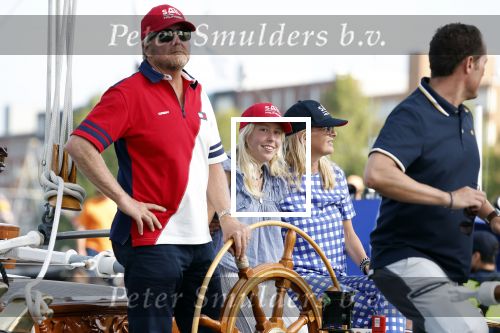 Amsterdam 20 augustus 2025
Koning Willem Alexander Prinses Mabel en (prinses Luana ) Gravin Luana op de groene Draeck tijdens de eerste dag van Sail Amsterdam . Er vaart ongelofelijk veel beveiliging Politie in boten op jet skis en een speciaal beveiligingsteam van de Marechaussee BSB ( Brigade Speciale Beveiligingsopdrachten ) mee met de groene Draeck