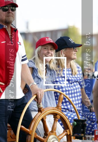 Amsterdam 20 augustus 2025
Koning Willem Alexander Prinses Mabel en (prinses Luana ) Gravin Luana op de groene Draeck tijdens de eerste dag van Sail Amsterdam . Er vaart ongelofelijk veel beveiliging Politie in boten op jet skis en een speciaal beveiligingsteam van de Marechaussee BSB ( Brigade Speciale Beveiligingsopdrachten ) mee met de groene Draeck