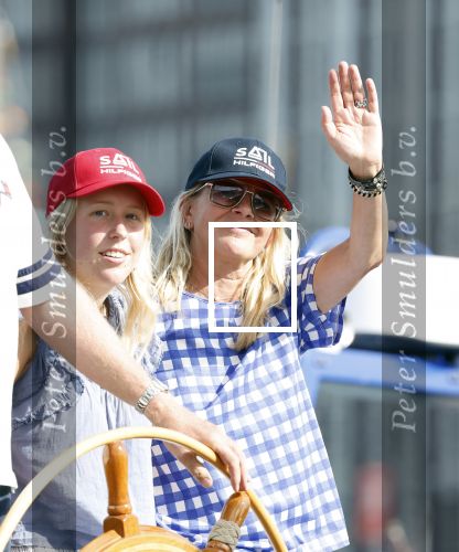 Amsterdam 20 augustus 2025
Koning Willem Alexander Prinses Mabel en (prinses Luana ) Gravin Luana op de groene Draeck tijdens de eerste dag van Sail Amsterdam . Er vaart ongelofelijk veel beveiliging Politie in boten op jet skis en een speciaal beveiligingsteam van de Marechaussee BSB ( Brigade Speciale Beveiligingsopdrachten ) mee met de groene Draeck