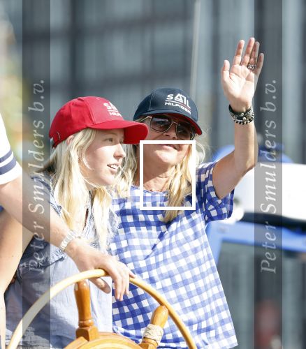 Amsterdam 20 augustus 2025
Koning Willem Alexander Prinses Mabel en (prinses Luana ) Gravin Luana op de groene Draeck tijdens de eerste dag van Sail Amsterdam . Er vaart ongelofelijk veel beveiliging Politie in boten op jet skis en een speciaal beveiligingsteam van de Marechaussee BSB ( Brigade Speciale Beveiligingsopdrachten ) mee met de groene Draeck