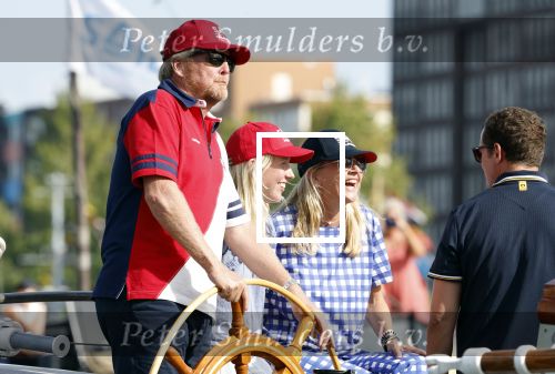Amsterdam 20 augustus 2025
Koning Willem Alexander Prinses Mabel en (prinses Luana ) Gravin Luana op de groene Draeck tijdens de eerste dag van Sail Amsterdam . Er vaart ongelofelijk veel beveiliging Politie in boten op jet skis en een speciaal beveiligingsteam van de Marechaussee BSB ( Brigade Speciale Beveiligingsopdrachten ) mee met de groene Draeck