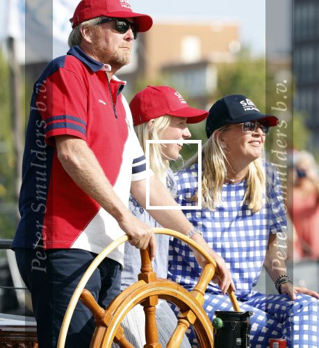 Amsterdam 20 augustus 2025
Koning Willem Alexander Prinses Mabel en (prinses Luana ) Gravin Luana op de groene Draeck tijdens de eerste dag van Sail Amsterdam . Er vaart ongelofelijk veel beveiliging Politie in boten op jet skis en een speciaal beveiligingsteam van de Marechaussee BSB ( Brigade Speciale Beveiligingsopdrachten ) mee met de groene Draeck