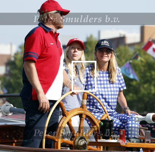Amsterdam 20 augustus 2025
Koning Willem Alexander Prinses Mabel en (prinses Luana ) Gravin Luana op de groene Draeck tijdens de eerste dag van Sail Amsterdam . Er vaart ongelofelijk veel beveiliging Politie in boten op jet skis en een speciaal beveiligingsteam van de Marechaussee BSB ( Brigade Speciale Beveiligingsopdrachten ) mee met de groene Draeck