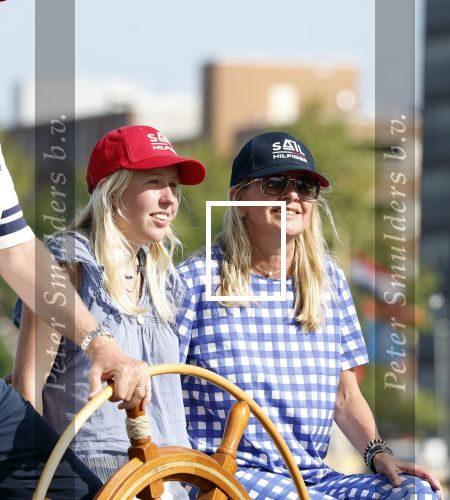 Amsterdam 20 augustus 2025
Koning Willem Alexander Prinses Mabel en (prinses Luana ) Gravin Luana op de groene Draeck tijdens de eerste dag van Sail Amsterdam . Er vaart ongelofelijk veel beveiliging Politie in boten op jet skis en een speciaal beveiligingsteam van de Marechaussee BSB ( Brigade Speciale Beveiligingsopdrachten ) mee met de groene Draeck
