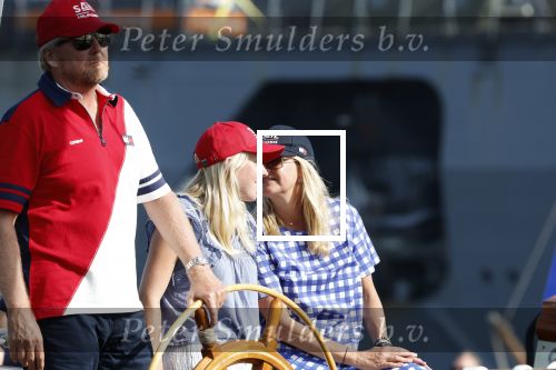 Amsterdam 20 augustus 2025
Koning Willem Alexander Prinses Mabel en (prinses Luana ) Gravin Luana op de groene Draeck tijdens de eerste dag van Sail Amsterdam . Er vaart ongelofelijk veel beveiliging Politie in boten op jet skis en een speciaal beveiligingsteam van de Marechaussee BSB ( Brigade Speciale Beveiligingsopdrachten ) mee met de groene Draeck