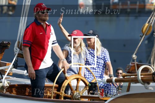 Amsterdam 20 augustus 2025
Koning Willem Alexander Prinses Mabel en (prinses Luana ) Gravin Luana op de groene Draeck tijdens de eerste dag van Sail Amsterdam . Er vaart ongelofelijk veel beveiliging Politie in boten op jet skis en een speciaal beveiligingsteam van de Marechaussee BSB ( Brigade Speciale Beveiligingsopdrachten ) mee met de groene Draeck
