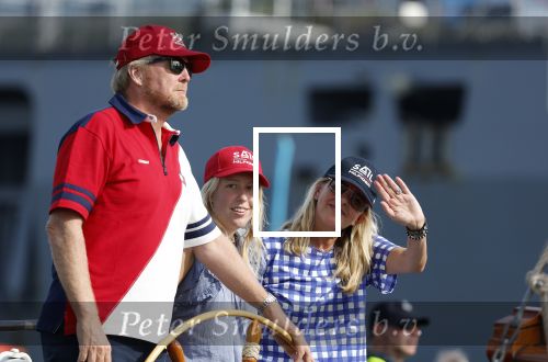 Amsterdam 20 augustus 2025
Koning Willem Alexander Prinses Mabel en (prinses Luana ) Gravin Luana op de groene Draeck tijdens de eerste dag van Sail Amsterdam . Er vaart ongelofelijk veel beveiliging Politie in boten op jet skis en een speciaal beveiligingsteam van de Marechaussee BSB ( Brigade Speciale Beveiligingsopdrachten ) mee met de groene Draeck