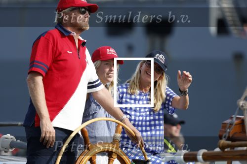 Amsterdam 20 augustus 2025
Koning Willem Alexander Prinses Mabel en (prinses Luana ) Gravin Luana op de groene Draeck tijdens de eerste dag van Sail Amsterdam . Er vaart ongelofelijk veel beveiliging Politie in boten op jet skis en een speciaal beveiligingsteam van de Marechaussee BSB ( Brigade Speciale Beveiligingsopdrachten ) mee met de groene Draeck
