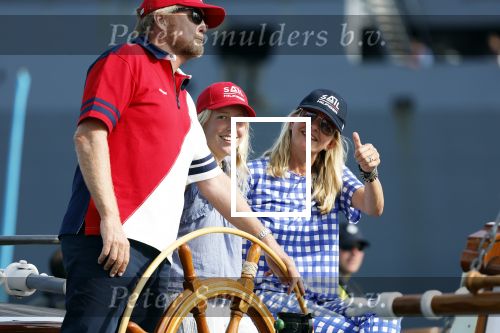 Amsterdam 20 augustus 2025
Koning Willem Alexander Prinses Mabel en (prinses Luana ) Gravin Luana op de groene Draeck tijdens de eerste dag van Sail Amsterdam . Er vaart ongelofelijk veel beveiliging Politie in boten op jet skis en een speciaal beveiligingsteam van de Marechaussee BSB ( Brigade Speciale Beveiligingsopdrachten ) mee met de groene Draeck
