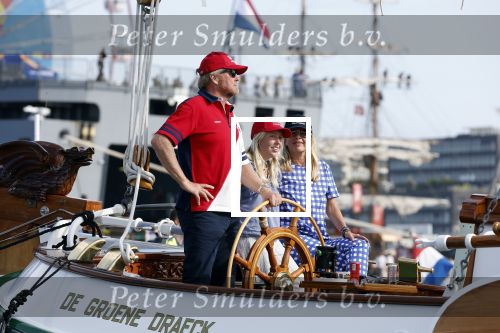 Amsterdam 20 augustus 2025
Koning Willem Alexander Prinses Mabel en (prinses Luana ) Gravin Luana op de groene Draeck tijdens de eerste dag van Sail Amsterdam . Er vaart ongelofelijk veel beveiliging Politie in boten op jet skis en een speciaal beveiligingsteam van de Marechaussee BSB ( Brigade Speciale Beveiligingsopdrachten ) mee met de groene Draeck