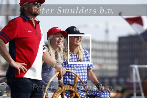 Amsterdam 20 augustus 2025
Koning Willem Alexander Prinses Mabel en (prinses Luana ) Gravin Luana op de groene Draeck tijdens de eerste dag van Sail Amsterdam . Er vaart ongelofelijk veel beveiliging Politie in boten op jet skis en een speciaal beveiligingsteam van de Marechaussee BSB ( Brigade Speciale Beveiligingsopdrachten ) mee met de groene Draeck