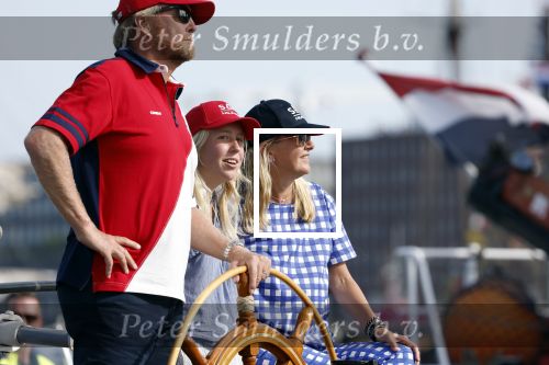 Amsterdam 20 augustus 2025
Koning Willem Alexander Prinses Mabel en (prinses Luana ) Gravin Luana op de groene Draeck tijdens de eerste dag van Sail Amsterdam . Er vaart ongelofelijk veel beveiliging Politie in boten op jet skis en een speciaal beveiligingsteam van de Marechaussee BSB ( Brigade Speciale Beveiligingsopdrachten ) mee met de groene Draeck