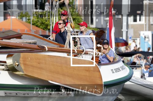 Amsterdam 20 augustus 2025
Koning Willem Alexander Prinses Mabel en (prinses Luana ) Gravin Luana op de groene Draeck tijdens de eerste dag van Sail Amsterdam . Er vaart ongelofelijk veel beveiliging Politie in boten op jet skis en een speciaal beveiligingsteam van de Marechaussee BSB ( Brigade Speciale Beveiligingsopdrachten ) mee met de groene Draeck