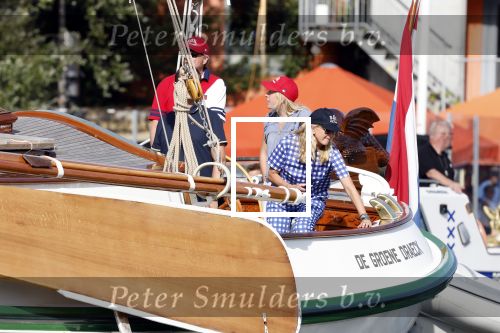 Amsterdam 20 augustus 2025
Koning Willem Alexander Prinses Mabel en (prinses Luana ) Gravin Luana op de groene Draeck tijdens de eerste dag van Sail Amsterdam . Er vaart ongelofelijk veel beveiliging Politie in boten op jet skis en een speciaal beveiligingsteam van de Marechaussee BSB ( Brigade Speciale Beveiligingsopdrachten ) mee met de groene Draeck