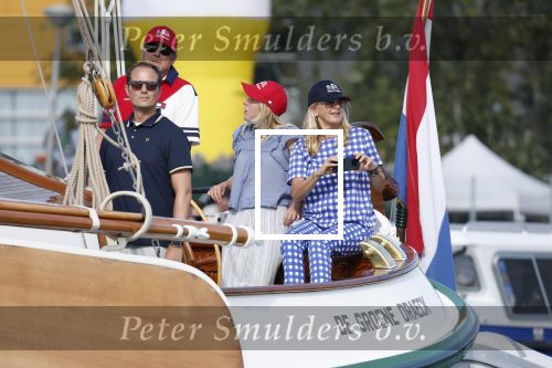 Amsterdam 20 augustus 2025
Koning Willem Alexander Prinses Mabel en (prinses Luana ) Gravin Luana op de groene Draeck tijdens de eerste dag van Sail Amsterdam . Er vaart ongelofelijk veel beveiliging Politie in boten op jet skis en een speciaal beveiligingsteam van de Marechaussee BSB ( Brigade Speciale Beveiligingsopdrachten ) mee met de groene Draeck