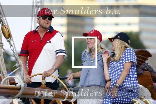 Amsterdam 20 augustus 2025
Koning Willem Alexander Prinses Mabel en (prinses Luana ) Gravin Luana op de groene Draeck tijdens de eerste dag van Sail Amsterdam . Er vaart ongelofelijk veel beveiliging Politie in boten op jet skis en een speciaal beveiligingsteam van de Marechaussee BSB ( Brigade Speciale Beveiligingsopdrachten ) mee met de groene Draeck