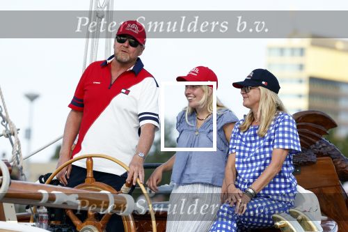 Amsterdam 20 augustus 2025
Koning Willem Alexander Prinses Mabel en (prinses Luana ) Gravin Luana op de groene Draeck tijdens de eerste dag van Sail Amsterdam . Er vaart ongelofelijk veel beveiliging Politie in boten op jet skis en een speciaal beveiligingsteam van de Marechaussee BSB ( Brigade Speciale Beveiligingsopdrachten ) mee met de groene Draeck