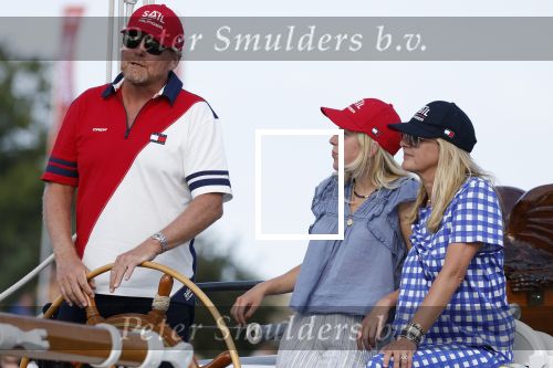 Amsterdam 20 augustus 2025
Koning Willem Alexander Prinses Mabel en (prinses Luana ) Gravin Luana op de groene Draeck tijdens de eerste dag van Sail Amsterdam . Er vaart ongelofelijk veel beveiliging Politie in boten op jet skis en een speciaal beveiligingsteam van de Marechaussee BSB ( Brigade Speciale Beveiligingsopdrachten ) mee met de groene Draeck