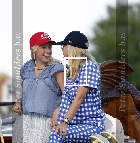 Amsterdam 20 augustus 2025
Koning Willem Alexander Prinses Mabel en (prinses Luana ) Gravin Luana op de groene Draeck tijdens de eerste dag van Sail Amsterdam . Er vaart ongelofelijk veel beveiliging Politie in boten op jet skis en een speciaal beveiligingsteam van de Marechaussee BSB ( Brigade Speciale Beveiligingsopdrachten ) mee met de groene Draeck