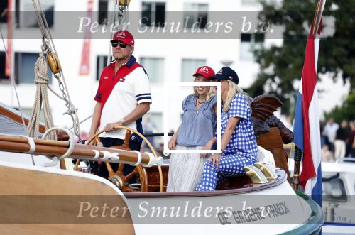 Amsterdam 20 augustus 2025
Koning Willem Alexander Prinses Mabel en (prinses Luana ) Gravin Luana op de groene Draeck tijdens de eerste dag van Sail Amsterdam . Er vaart ongelofelijk veel beveiliging Politie in boten op jet skis en een speciaal beveiligingsteam van de Marechaussee BSB ( Brigade Speciale Beveiligingsopdrachten ) mee met de groene Draeck