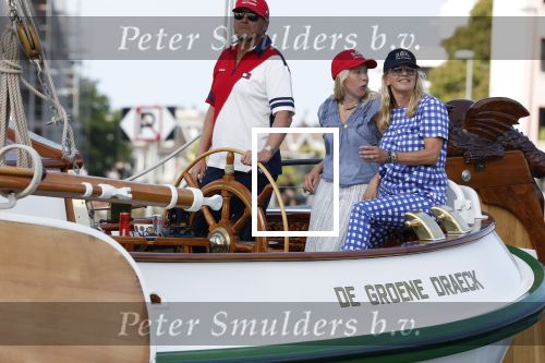 Amsterdam 20 augustus 2025
Koning Willem Alexander Prinses Mabel en (prinses Luana ) Gravin Luana op de groene Draeck tijdens de eerste dag van Sail Amsterdam . Er vaart ongelofelijk veel beveiliging Politie in boten op jet skis en een speciaal beveiligingsteam van de Marechaussee BSB ( Brigade Speciale Beveiligingsopdrachten ) mee met de groene Draeck