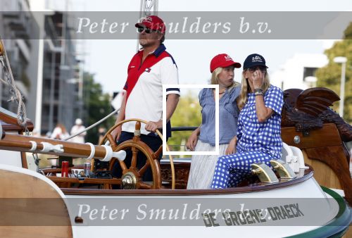 Amsterdam 20 augustus 2025
Koning Willem Alexander Prinses Mabel en (prinses Luana ) Gravin Luana op de groene Draeck tijdens de eerste dag van Sail Amsterdam . Er vaart ongelofelijk veel beveiliging Politie in boten op jet skis en een speciaal beveiligingsteam van de Marechaussee BSB ( Brigade Speciale Beveiligingsopdrachten ) mee met de groene Draeck