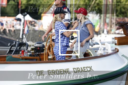 Amsterdam 20 augustus 2025
Koning Willem Alexander Prinses Mabel en (prinses Luana ) Gravin Luana op de groene Draeck tijdens de eerste dag van Sail Amsterdam . Er vaart ongelofelijk veel beveiliging Politie in boten op jet skis en een speciaal beveiligingsteam van de Marechaussee BSB ( Brigade Speciale Beveiligingsopdrachten ) mee met de groene Draeck