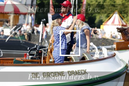 Amsterdam 20 augustus 2025
Koning Willem Alexander Prinses Mabel en (prinses Luana ) Gravin Luana op de groene Draeck tijdens de eerste dag van Sail Amsterdam . Er vaart ongelofelijk veel beveiliging Politie in boten op jet skis en een speciaal beveiligingsteam van de Marechaussee BSB ( Brigade Speciale Beveiligingsopdrachten ) mee met de groene Draeck