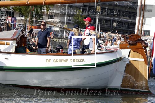 Amsterdam 20 augustus 2025
Koning Willem Alexander Prinses Mabel en (prinses Luana ) Gravin Luana op de groene Draeck tijdens de eerste dag van Sail Amsterdam . Er vaart ongelofelijk veel beveiliging Politie in boten op jet skis en een speciaal beveiligingsteam van de Marechaussee BSB ( Brigade Speciale Beveiligingsopdrachten ) mee met de groene Draeck