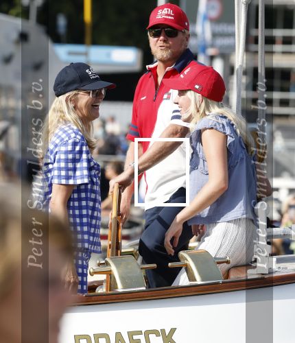 Amsterdam 20 augustus 2025
Koning Willem Alexander Prinses Mabel en (prinses Luana ) Gravin Luana op de groene Draeck tijdens de eerste dag van Sail Amsterdam . Er vaart ongelofelijk veel beveiliging Politie in boten op jet skis en een speciaal beveiligingsteam van de Marechaussee BSB ( Brigade Speciale Beveiligingsopdrachten ) mee met de groene Draeck