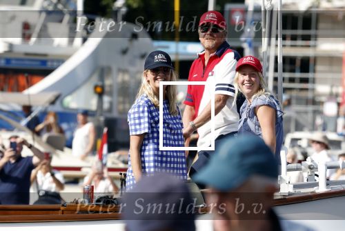 Amsterdam 20 augustus 2025
Koning Willem Alexander Prinses Mabel en (prinses Luana ) Gravin Luana op de groene Draeck tijdens de eerste dag van Sail Amsterdam . Er vaart ongelofelijk veel beveiliging Politie in boten op jet skis en een speciaal beveiligingsteam van de Marechaussee BSB ( Brigade Speciale Beveiligingsopdrachten ) mee met de groene Draeck