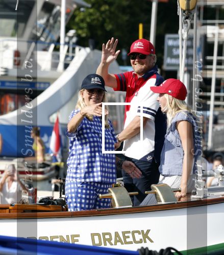 Amsterdam 20 augustus 2025
Koning Willem Alexander Prinses Mabel en (prinses Luana ) Gravin Luana op de groene Draeck tijdens de eerste dag van Sail Amsterdam . Er vaart ongelofelijk veel beveiliging Politie in boten op jet skis en een speciaal beveiligingsteam van de Marechaussee BSB ( Brigade Speciale Beveiligingsopdrachten ) mee met de groene Draeck