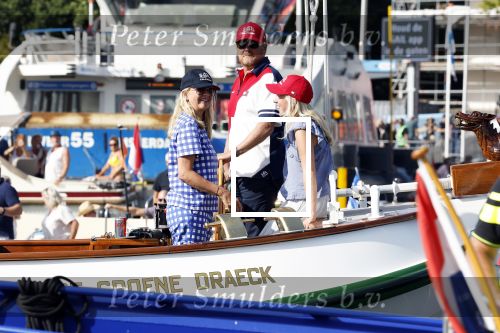 Amsterdam 20 augustus 2025
Koning Willem Alexander Prinses Mabel en (prinses Luana ) Gravin Luana op de groene Draeck tijdens de eerste dag van Sail Amsterdam . Er vaart ongelofelijk veel beveiliging Politie in boten op jet skis en een speciaal beveiligingsteam van de Marechaussee BSB ( Brigade Speciale Beveiligingsopdrachten ) mee met de groene Draeck