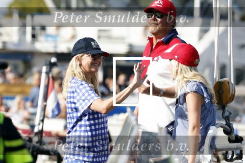 Amsterdam 20 augustus 2025
Koning Willem Alexander Prinses Mabel en (prinses Luana ) Gravin Luana op de groene Draeck tijdens de eerste dag van Sail Amsterdam . Er vaart ongelofelijk veel beveiliging Politie in boten op jet skis en een speciaal beveiligingsteam van de Marechaussee BSB ( Brigade Speciale Beveiligingsopdrachten ) mee met de groene Draeck