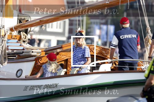 Amsterdam 20 augustus 2025
Koning Willem Alexander Prinses Mabel en (prinses Luana ) Gravin Luana op de groene Draeck tijdens de eerste dag van Sail Amsterdam . Er vaart ongelofelijk veel beveiliging Politie in boten op jet skis en een speciaal beveiligingsteam van de Marechaussee BSB ( Brigade Speciale Beveiligingsopdrachten ) mee met de groene Draeck