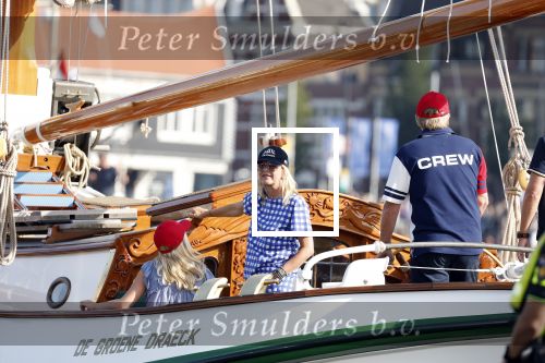 Amsterdam 20 augustus 2025
Koning Willem Alexander Prinses Mabel en (prinses Luana ) Gravin Luana op de groene Draeck tijdens de eerste dag van Sail Amsterdam . Er vaart ongelofelijk veel beveiliging Politie in boten op jet skis en een speciaal beveiligingsteam van de Marechaussee BSB ( Brigade Speciale Beveiligingsopdrachten ) mee met de groene Draeck