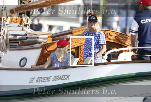 Amsterdam 20 augustus 2025
Koning Willem Alexander Prinses Mabel en (prinses Luana ) Gravin Luana op de groene Draeck tijdens de eerste dag van Sail Amsterdam . Er vaart ongelofelijk veel beveiliging Politie in boten op jet skis en een speciaal beveiligingsteam van de Marechaussee BSB ( Brigade Speciale Beveiligingsopdrachten ) mee met de groene Draeck