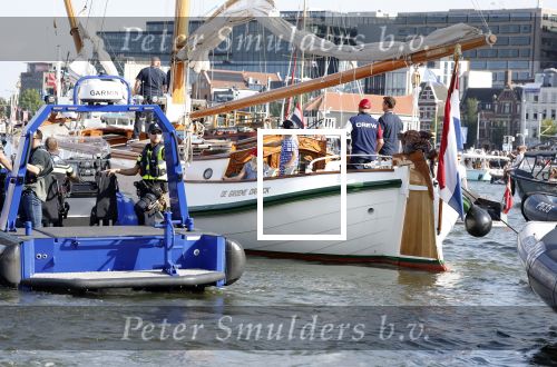 Amsterdam 20 augustus 2025
Koning Willem Alexander Prinses Mabel en (prinses Luana ) Gravin Luana op de groene Draeck tijdens de eerste dag van Sail Amsterdam . Er vaart ongelofelijk veel beveiliging Politie in boten op jet skis en een speciaal beveiligingsteam van de Marechaussee BSB ( Brigade Speciale Beveiligingsopdrachten ) mee met de groene Draeck