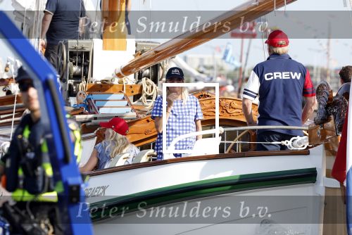 Amsterdam 20 augustus 2025
Koning Willem Alexander Prinses Mabel en (prinses Luana ) Gravin Luana op de groene Draeck tijdens de eerste dag van Sail Amsterdam . Er vaart ongelofelijk veel beveiliging Politie in boten op jet skis en een speciaal beveiligingsteam van de Marechaussee BSB ( Brigade Speciale Beveiligingsopdrachten ) mee met de groene Draeck