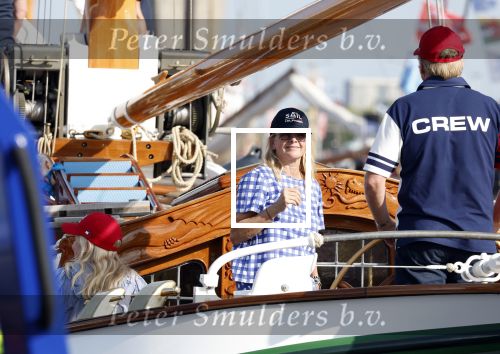 Amsterdam 20 augustus 2025
Koning Willem Alexander Prinses Mabel en (prinses Luana ) Gravin Luana op de groene Draeck tijdens de eerste dag van Sail Amsterdam . Er vaart ongelofelijk veel beveiliging Politie in boten op jet skis en een speciaal beveiligingsteam van de Marechaussee BSB ( Brigade Speciale Beveiligingsopdrachten ) mee met de groene Draeck
