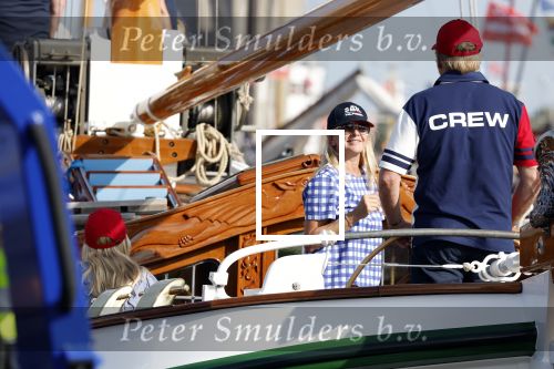 Amsterdam 20 augustus 2025
Koning Willem Alexander Prinses Mabel en (prinses Luana ) Gravin Luana op de groene Draeck tijdens de eerste dag van Sail Amsterdam . Er vaart ongelofelijk veel beveiliging Politie in boten op jet skis en een speciaal beveiligingsteam van de Marechaussee BSB ( Brigade Speciale Beveiligingsopdrachten ) mee met de groene Draeck
