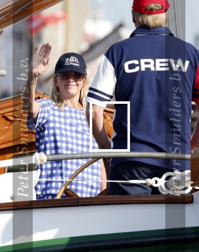 Amsterdam 20 augustus 2025
Koning Willem Alexander Prinses Mabel en (prinses Luana ) Gravin Luana op de groene Draeck tijdens de eerste dag van Sail Amsterdam . Er vaart ongelofelijk veel beveiliging Politie in boten op jet skis en een speciaal beveiligingsteam van de Marechaussee BSB ( Brigade Speciale Beveiligingsopdrachten ) mee met de groene Draeck