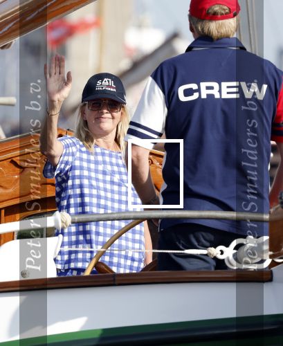 Amsterdam 20 augustus 2025
Koning Willem Alexander Prinses Mabel en (prinses Luana ) Gravin Luana op de groene Draeck tijdens de eerste dag van Sail Amsterdam . Er vaart ongelofelijk veel beveiliging Politie in boten op jet skis en een speciaal beveiligingsteam van de Marechaussee BSB ( Brigade Speciale Beveiligingsopdrachten ) mee met de groene Draeck